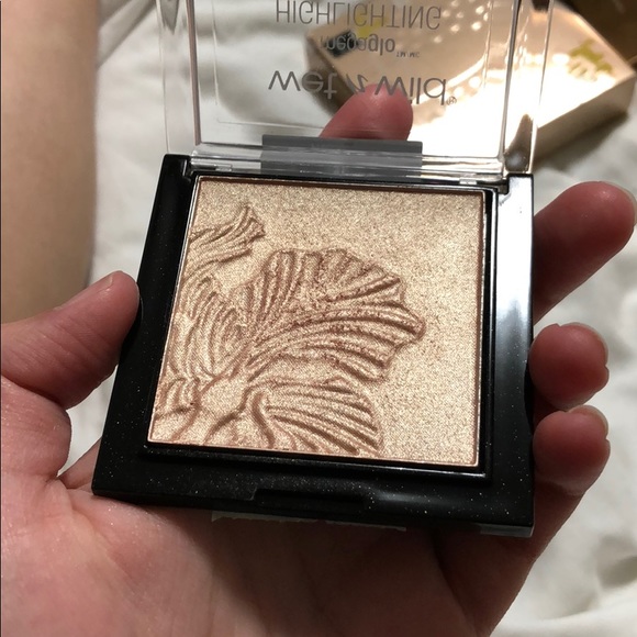 Wet n wild highlighters - Picture 3 of 3